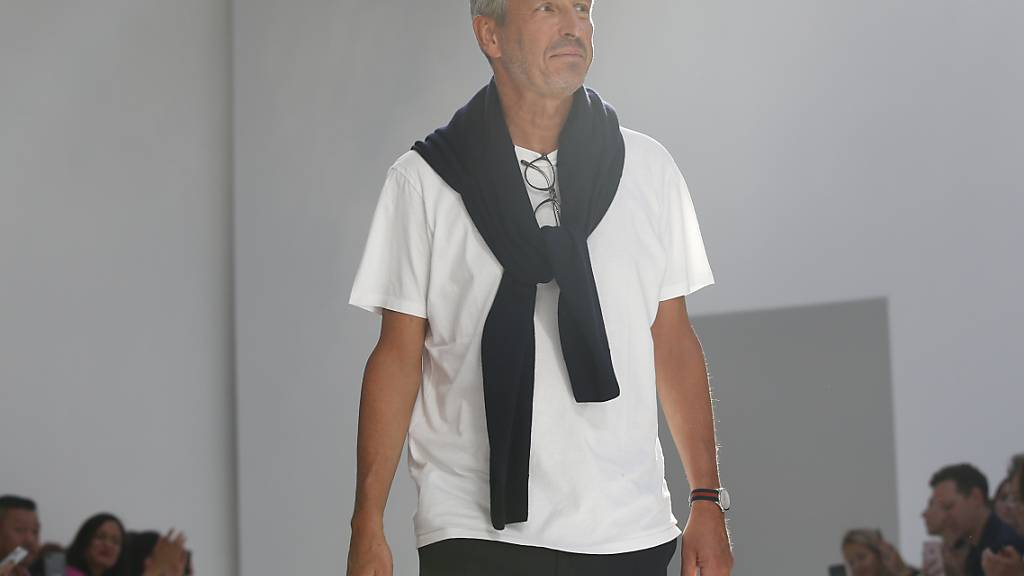 ARCHIV - Modedesigner Dries van Noten kommt nach der Präsentation der Frühjahr/Sommer 2019 Kollektion auf den Laufsteg. Foto: Thibault Camus/AP/dpa