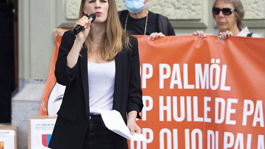 Das Referendum gegen das Wirtschaftsabkommen mit Indonesien ist formell zu Stande gekommen. (Ronja Jansen, Präsidentin der JUSO bei der Einreichung des Referendums «Stop Palmöl» am 22. Juni 2020 in Bern)