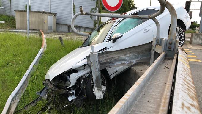 Auto hängt in Leitplanke fest: Betrunkener baut spektakulären Unfall
