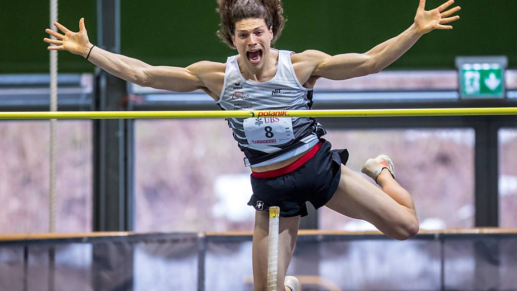 Andri Oberholzer ebnet sich mit 5,20 m im Stabhochsprung den Weg zum Sieg an den Schweizer Hallenmeisterschaften im Mehrkampf von Magglingen