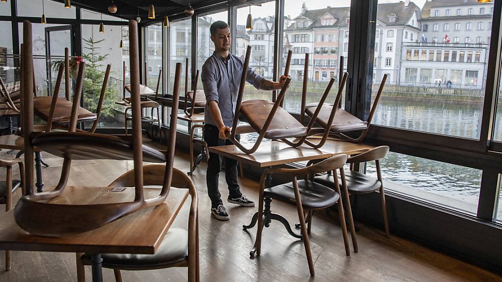 Rund acht Prozent der Beschäftigten in der Schweiz waren im Januar von Corona-Lockdown betroffen – im Bild das Café Mill'Feuille in Luzern. (Archivbild)