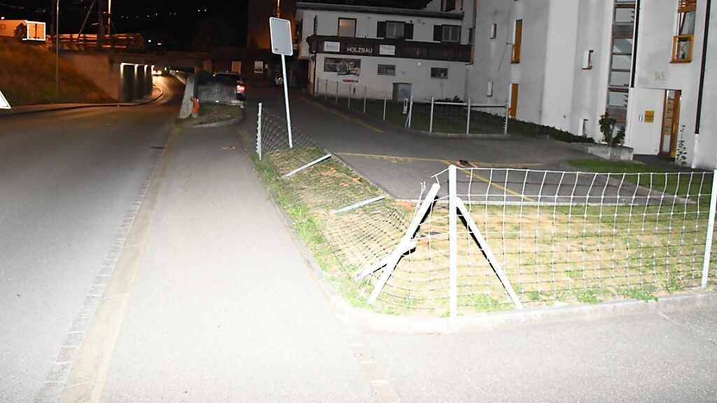 Ein 69-Jähriger hat in Chur einen Zaun umgefahren und sich ohne um den Schaden zu kümmern vom Ort entfernt. Der Unfallfahrer wurde später mit einer Kopfverletzung in einer Tiefgarage auf dem Boden liegend aufgefunden.