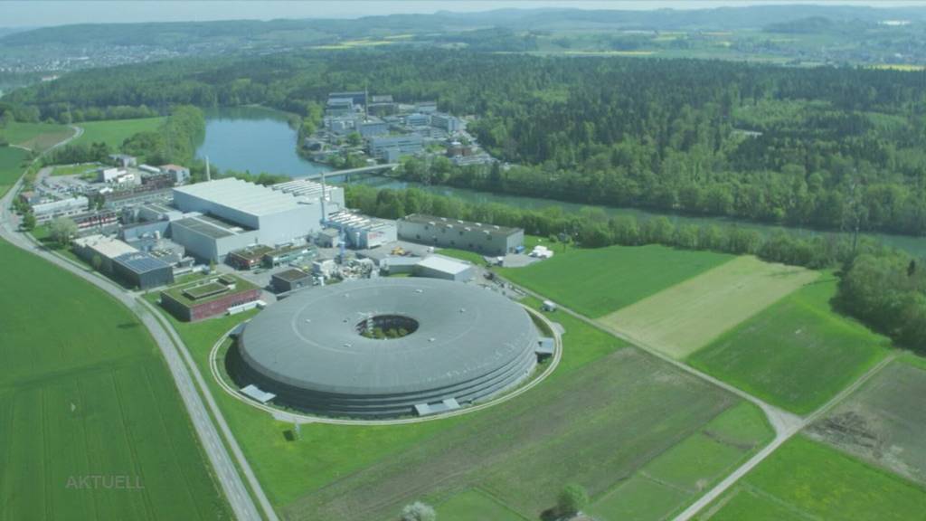 Fasziniert: In der «Nacht der langen Wirtschaft» besuchen Aargauer Unternehmer das PSI