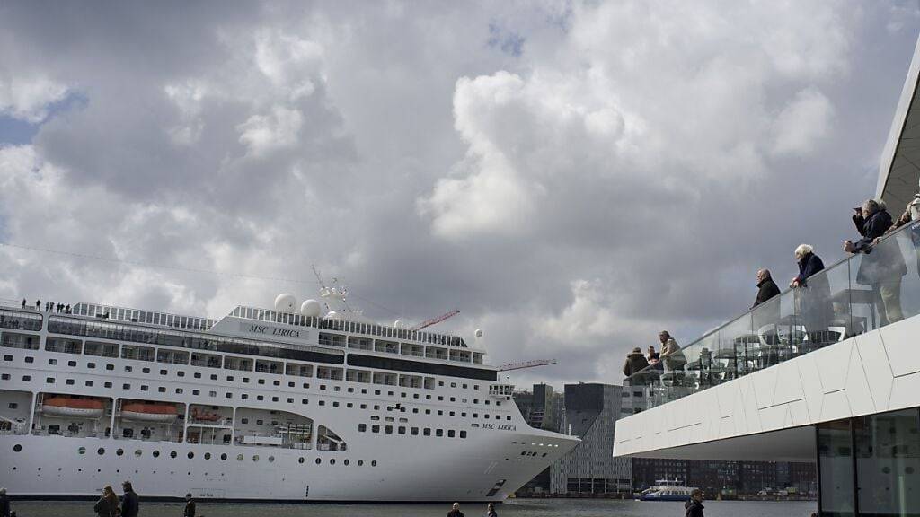 Ein Kreuzfahrtschiff auf dem Flussarm IJ bei Amsterdam. (Archivbild)