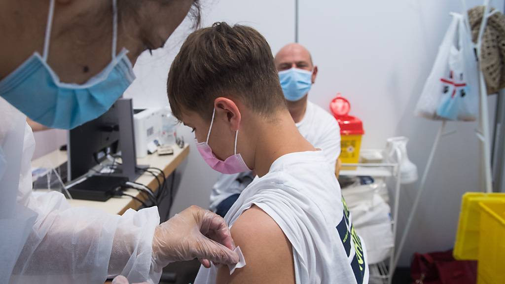 Mehrere hundert Jugendliche haben sich seit letzten Freitag im Tessin für die Corona-Impfung angemeldet.