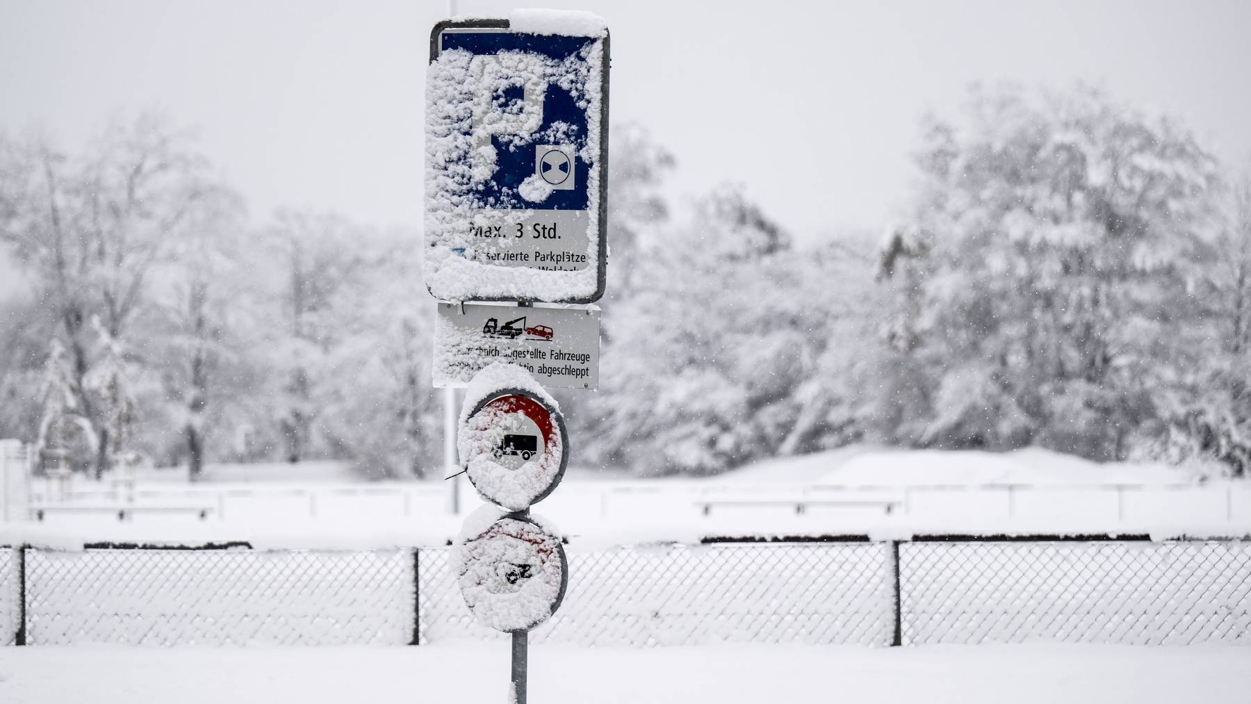 Verkehrstafeln sind eingeschneit, am Samstag, 2. Dezember 2023, in Thun. Ein Tiefdruckgebiet beschert Schnee bis in die Niederungen.