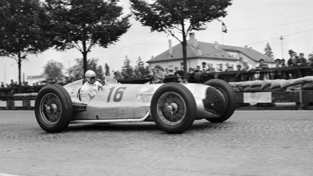 In der Schweiz soll das Verbot von Autorennen aufgehoben werden. Das Bild zeigt den britischen Rennfahrer Richard Seaman im August 1935 am Grossen Preis der Schweiz bei Bremgarten. (Archivbild)
