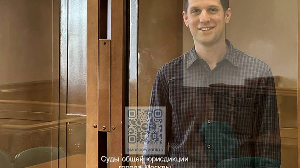 HANDOUT - Evan Gershkovich in einem Glaskäfig in einem Gerichtssaal des Moskauer Stadtgerichts. Foto: Moscow City Court Press Service/AP/dpa - ACHTUNG: Nur zur redaktionellen Verwendung und nur mit vollständiger Nennung des vorstehenden Credits