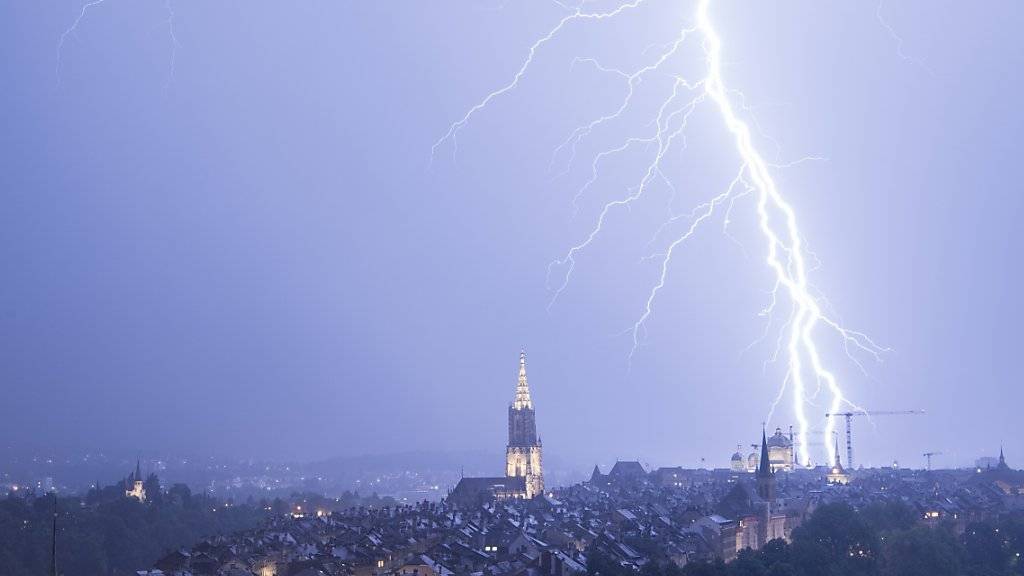 Blitzreiche Gewitter sind am Samstagabend von Bern weiter über das Mittelland bis nach Süddeutschland gezogen.