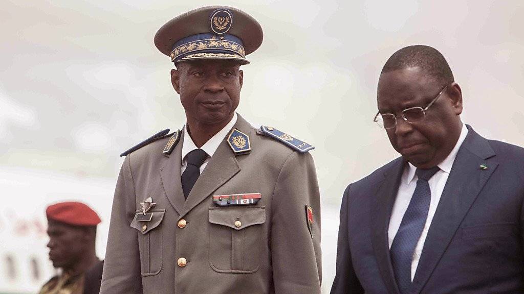 Putschistenführer Diendéré (mit Uniform) und Senegals Staatschef Macky Sall in Ouagadougou.