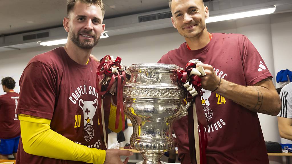 Joël Mall (rechts) hält die Cup-Trophäe zusammen mit Goaliekollege Jeremy Frick