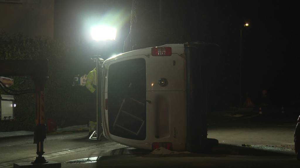 Auto kippt in Muri bei Bern – Lenker verletzt