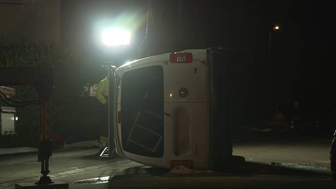Auto kippt in Muri bei Bern – Lenker verletzt