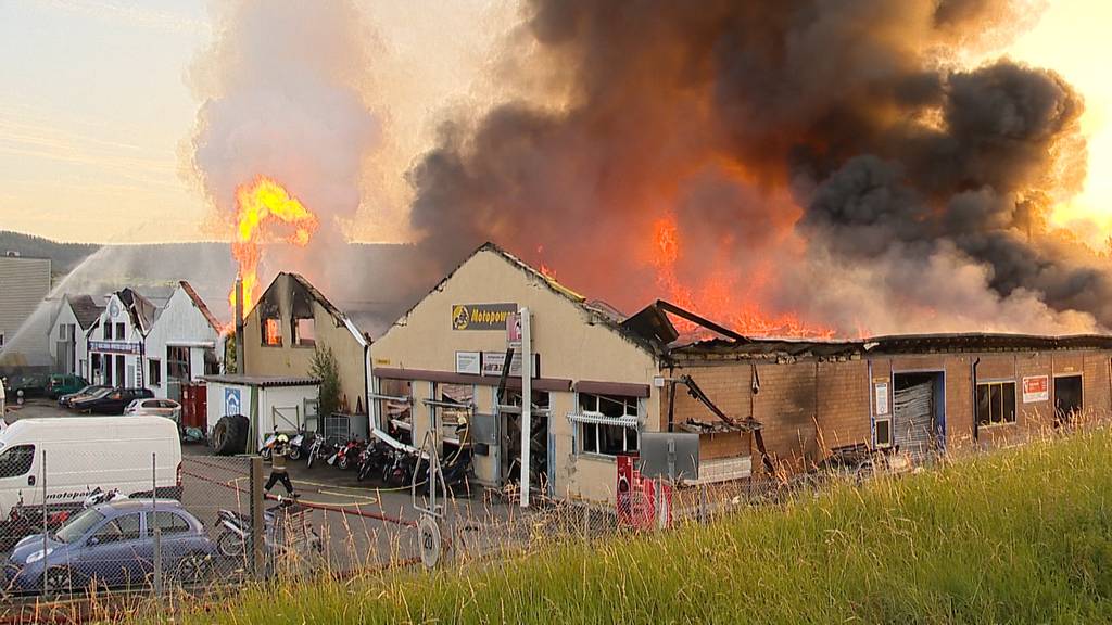 Grossbrand von Industriehallen in Laufen BL