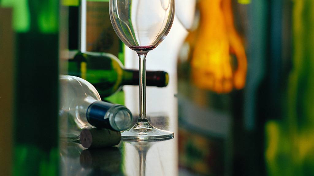 Weltweit erkrankten im Jahr 2020 schätzungsweise mehr als 700'000 Menschen aufgrund ihres Alkoholkonsums an Krebs, wie eine Studie zeigte. (Symbolbild)