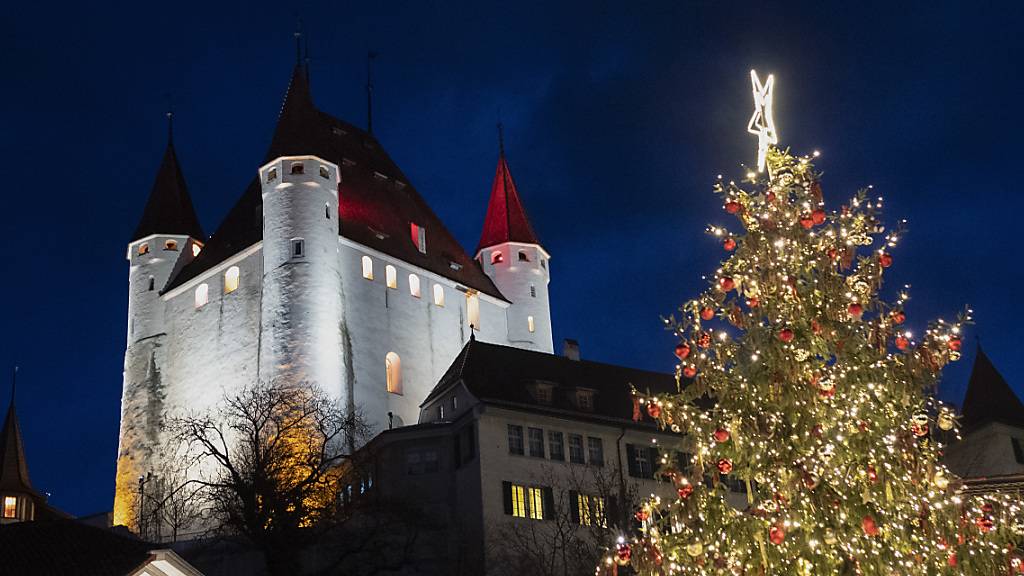 Bleibt in den Nachtstunden im Dunkeln: Die Stadt Thun verzichtet auf die nächtliche Beleuchtung des Schlosses, um Energie zu sparen. (Archivbild)