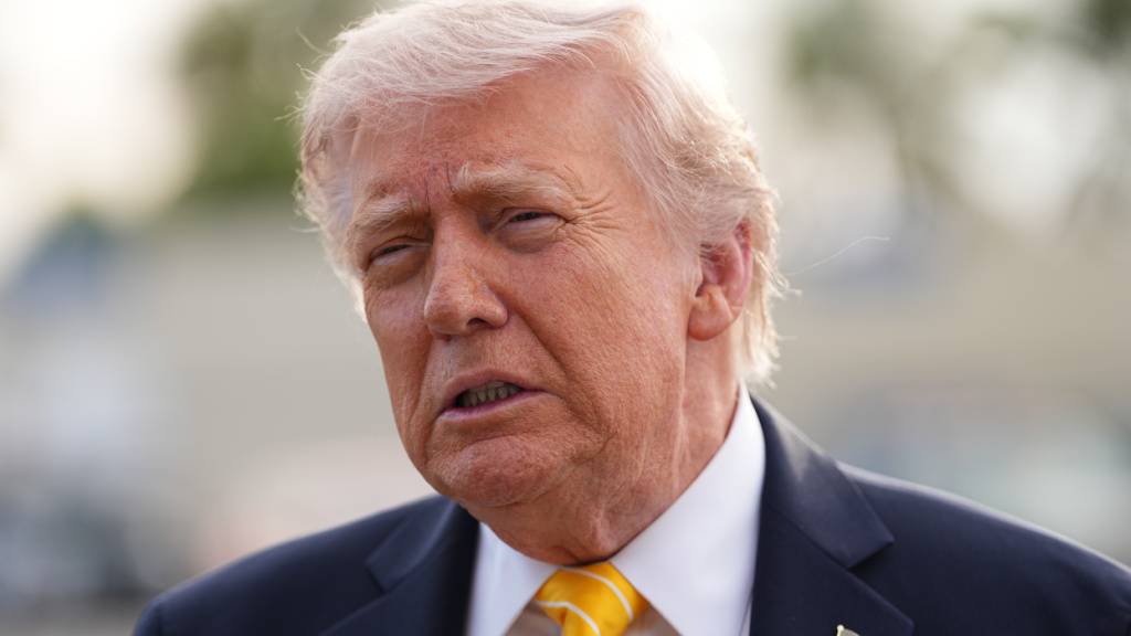 US-Präsident Donald Trump spricht mit Reportern. Foto: Matt Rourke/AP/dpa