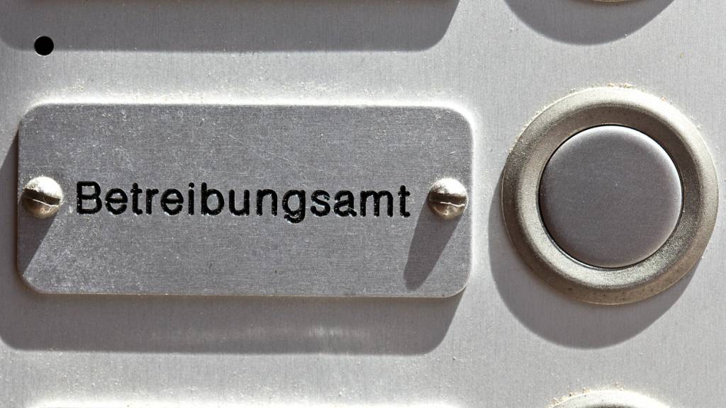 Junge Erwachsene sollen in der Schule besser auf Themen wie Steuern oder Krankenkassenprämien vorbereitet werden. (Archivbild)