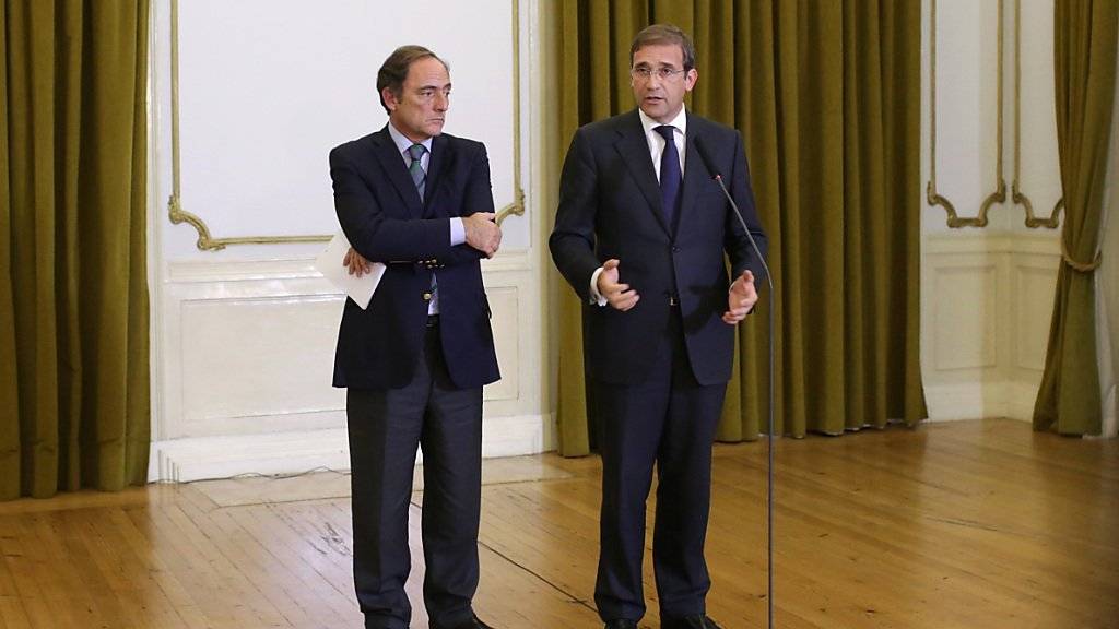 Übergangsregierungschef Pedro Passos Coelho (rechts) und sein Vize Paulo Portas treten nach den gescheiterten Koalitionsgesprächen in Lissabon vor die Presse.