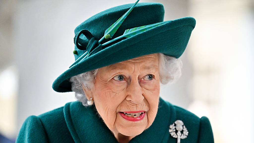 ARCHIV - Königin Elizabeth II. sagt nach ihrer Corona-Diagnose erneut Online-Audienzen ab. Foto: Jeff J Mitchell/PA Wire/dpa