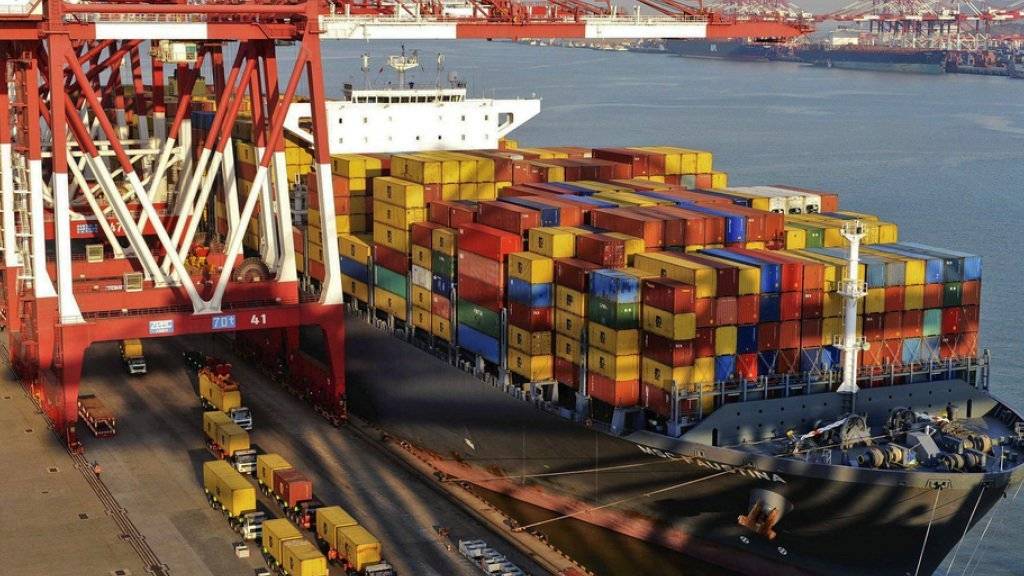 Der Hafen in Qingdao: Die schwache weltweite Nachfrage führte zu einem überraschend starken Rückgang der chinesischen Exporte im Mai. (Archiv)
