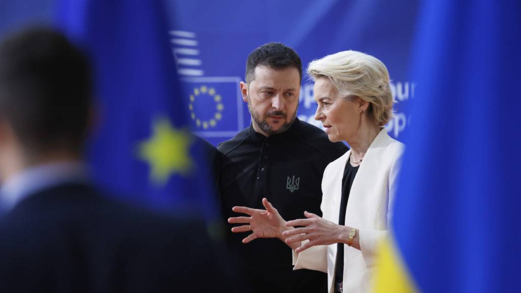 ARCHIV - Die Präsidentin der Europäischen Kommission, Ursula von der Leyen (r), spricht mit dem ukrainischen Präsidenten Wolodymyr Selenskyj als sie zu einem EU-Gipfel im Gebäude des Europäischen Rates ankommen. Foto: Omar Havana/AP/dpa
