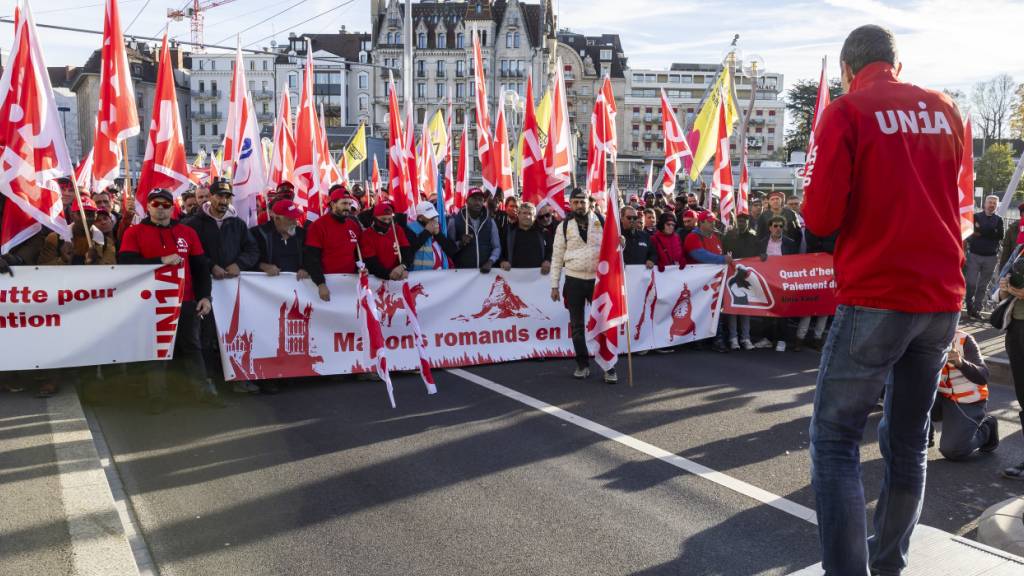 Um Druck zu machen, streikten in den vergangenen Wochen Bauarbeiter in mehreren Schweizer Städten - so etwa in Lausanne (im Bild). (Archivbild)