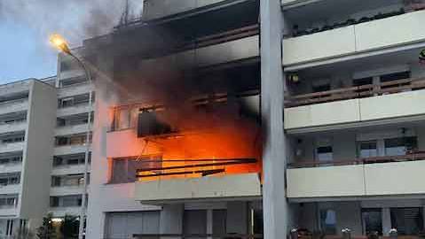 Gasflasche bei Brand auf Balkon explodiert – Wohnung unbewohnbar