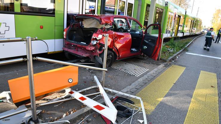 Arlesheim BL, November 9: A 74-year-old woman collided with a 10-passenger tram.  She and a 6-year-old boy had to be hospitalized injured.