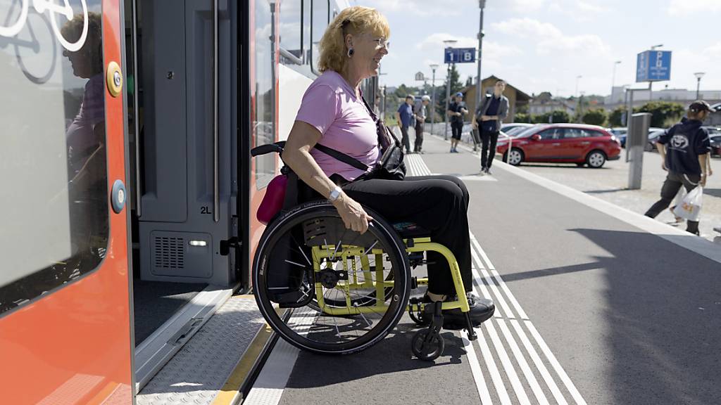 Mit der Inklusion von Menschen mit Behinderungen ist es in der Schweiz nicht weit her: Oft sind die Perrons zu hoch oder tief - nicht wie hier in Döttingen AG. (Archivbild)