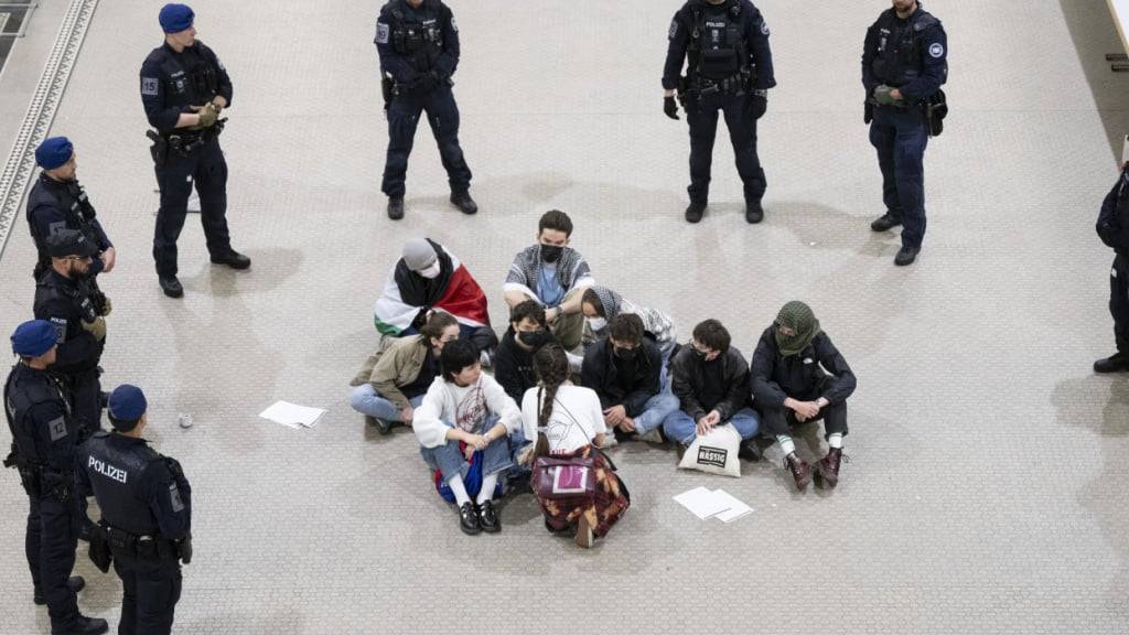 Rund 70 Pro-Palästina-Aktivisten demonstrierten am 31. Mai 2024 in der ETH. Mehrere Personen weigerten sich, nach Auffroderung der Polizei, das Gebäude zu verlassen. Vier stehen nun vor Gericht. (Archivbild)