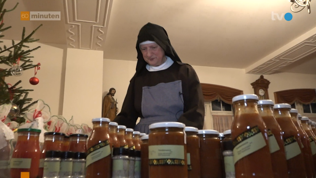 Schwester Soclastica und ihre Klosterschwestern wollen mit selbstgemachter Sugo ihre Kasse aufbessern und Bauern unterstützen.