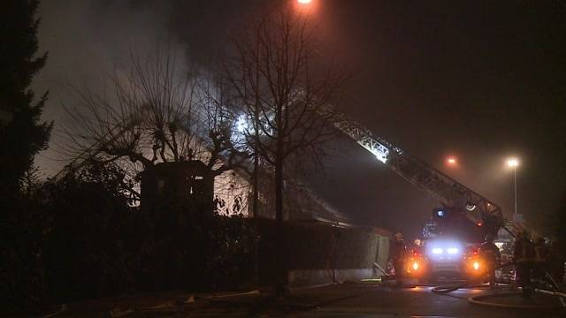 Einfamilienhaus fängt Feuer