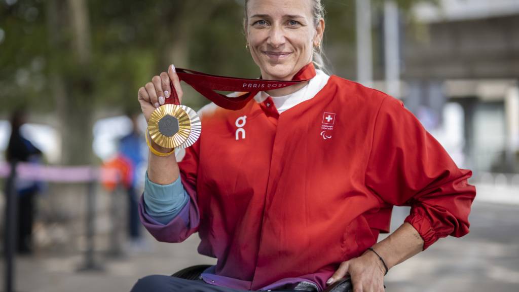 Manuela Schär posiert mit ihren Medaillen während der Paralympischen Sommerspiele 2024 in Paris. (Archivbild)