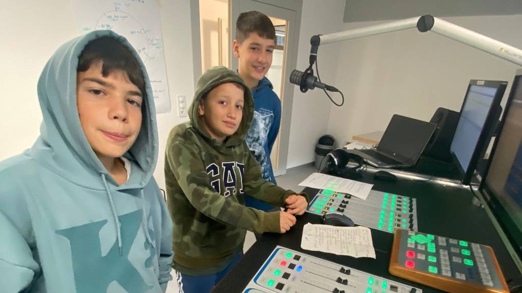 Zürcher Kids machen Radio im Wallis