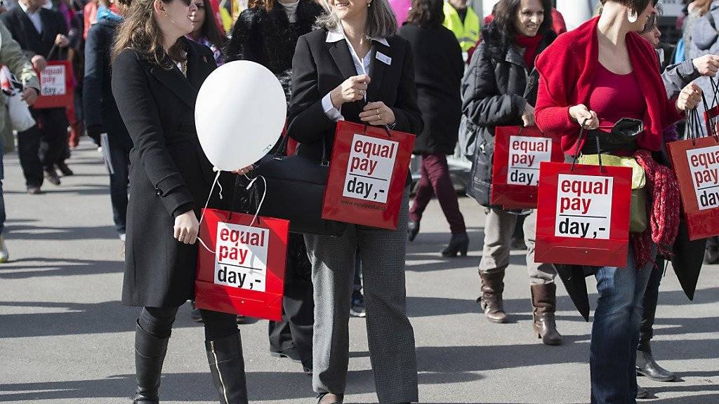 Frauen demonstrieren im März 2015 für Lohngleichheit. (Archiv)
