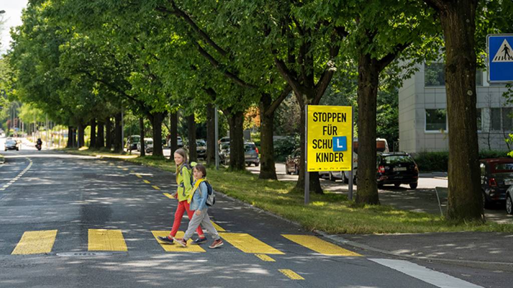 Kindern wird eingebläut, erst über die Strasse zu gehen, wenn ein Fahrzeug vor dem Fussgängerstreifen stillsteht.