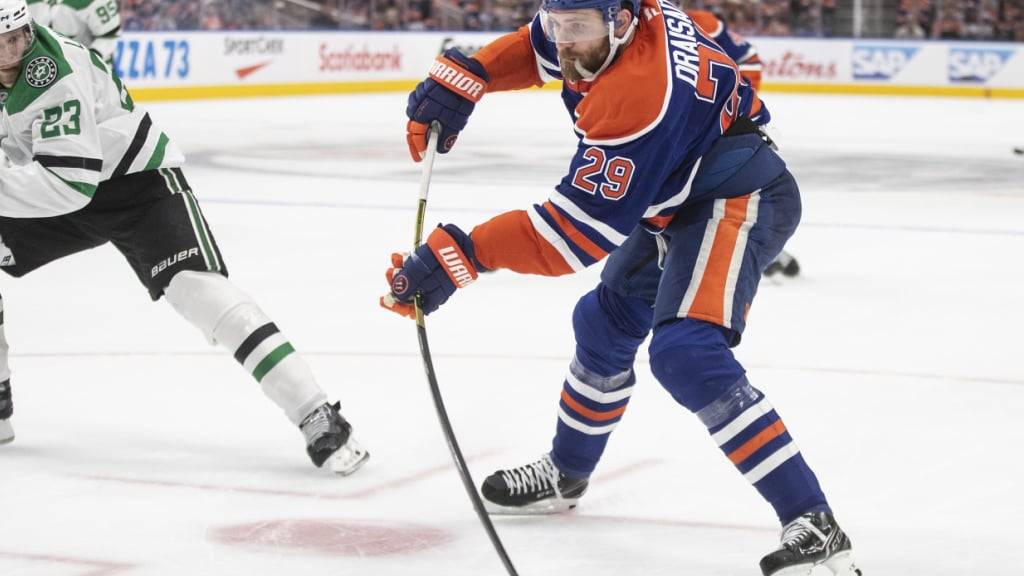 Der Deutsche Leon Draisaitl (rechts) sorgte im ersten Drittel für das 1:0 der Oilers