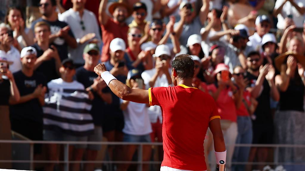 Angetrieben vom Publikum müht sich Rafael Nadal am Olympia-Turnier in Roland-Garros in die 2. Runde