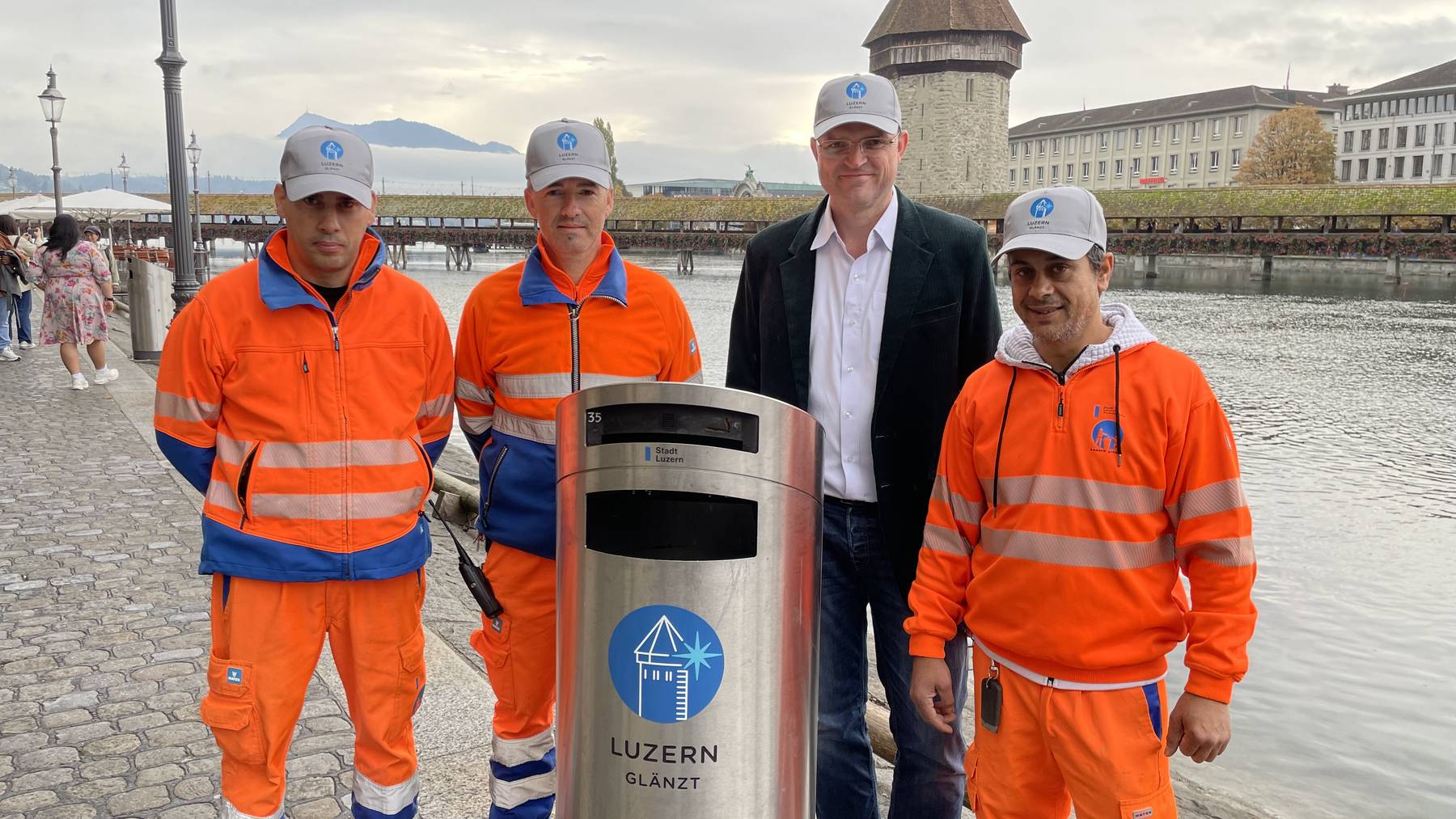 Sie tragen es mit Stolz: Das neue Wasserturm-Visual «Luzern glänzt».