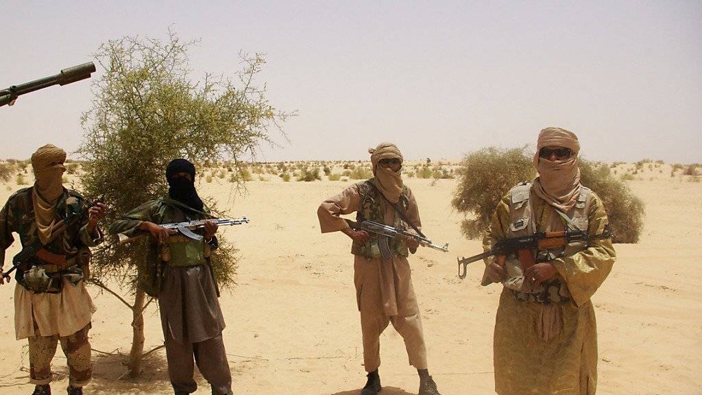 Kämpfer einer islamistischen Gruppierung in der Wüste bei Timbuktu: Eine Al-Kaida-nahe Gruppierung bekannte sich zur Entführung einer Schweizer Missionarin und stellte Forderungen für ihre Freilassung. (Archivbild)