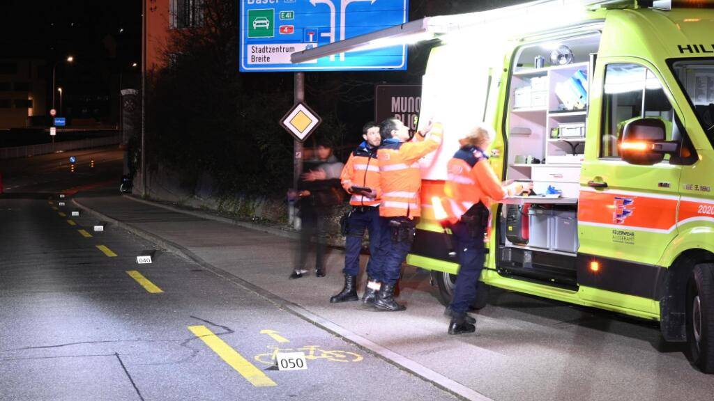 Auf der abschüssigen Strasse von Feuerthalen in Richtung Schaffhausen kollidierte ein 59-jähriger Velofahrer in der Nacht mit einem Inselschutzpfosten. Er starb noch am Unfallort.