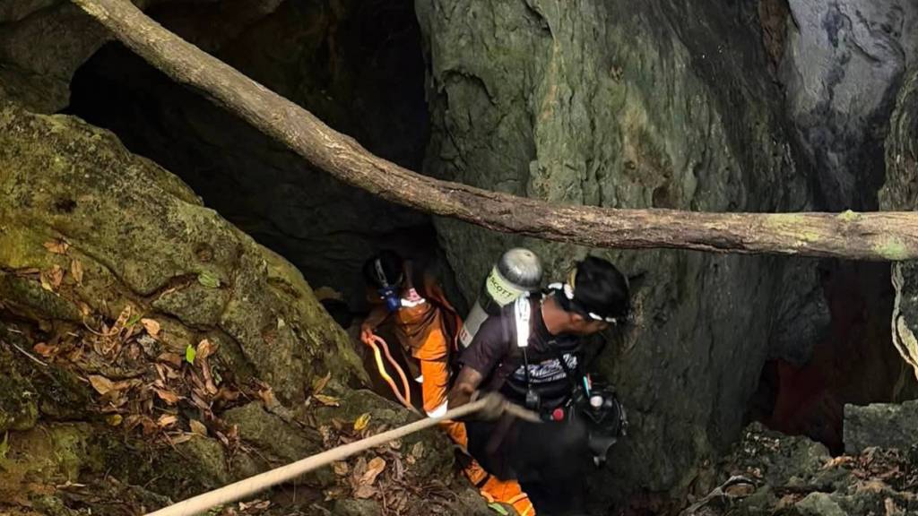 dpatopbilder - Auf diesem von Metta Tham Rescue Kalasin veröffentlichten Bild versuchen Retter, Menschen zu erreichen, die in einer Höhle in der Provinz Xaisomboun eingeschlossen sind. Foto: Uncredited/Metta Tham Rescue Kalasin/AP/dpa - ACHTUNG: Nur zur redaktionellen Verwendung bis zum 10.06.2026 und nur mit vollständiger Nennung des vorstehenden Credits