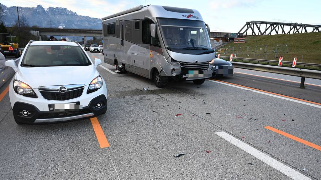 Am weissen Auto und am Camper entstand insgesamt ein Sachschaden von über 10'000 Franken.