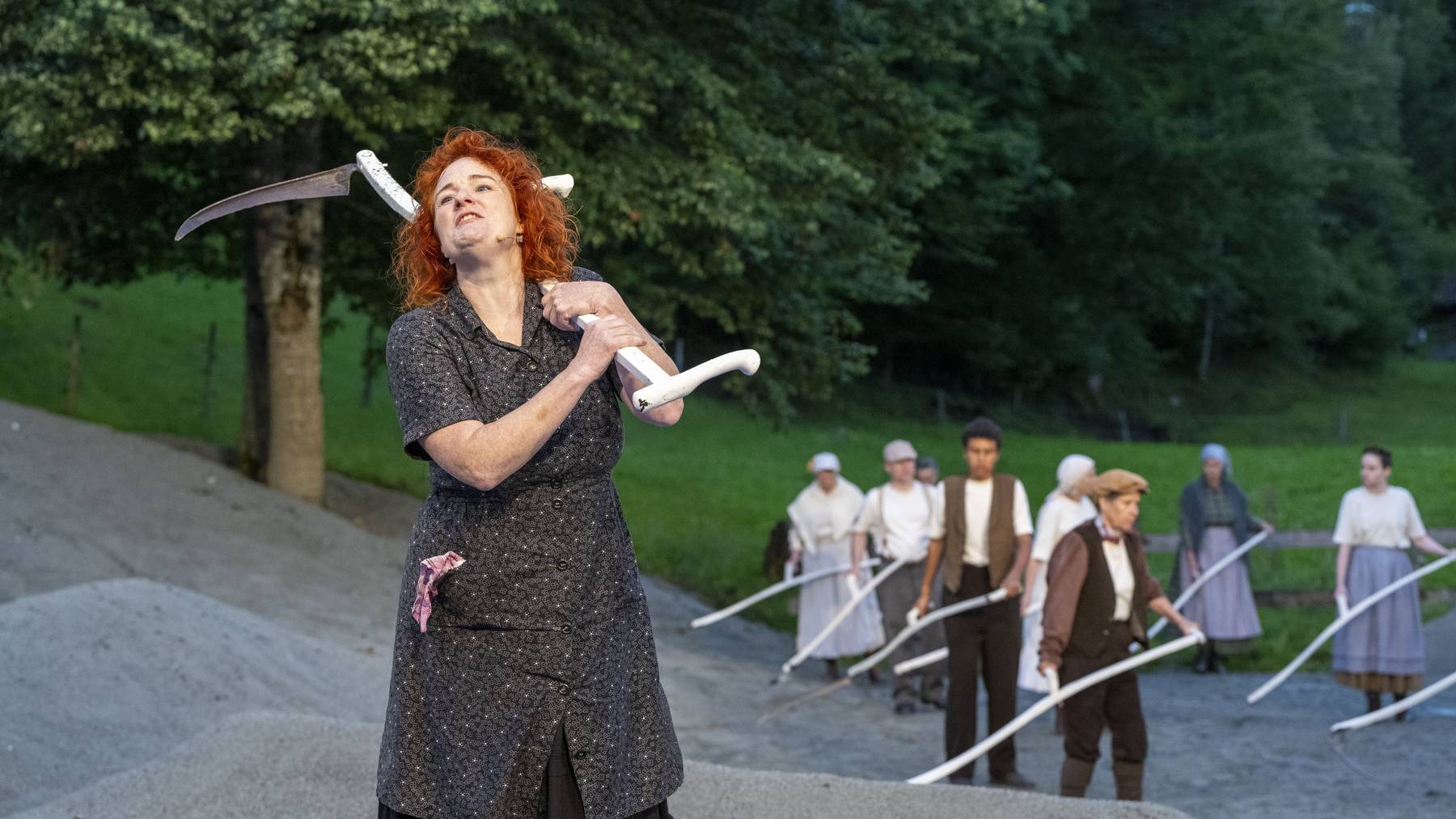 Das Landschaftstheater Ballenberg führt diesen Sommer das Stück «Bärner Gringe» auf, hier Schauspielen Fabienne Hadorn als Rotele zusehen.