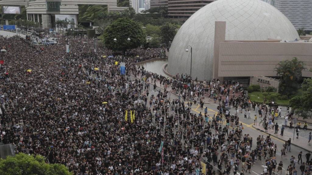 In Hongkong haben erneut Zehntausende gegen das umstrittene Auslieferungsgesetz protestiert - diesmal vor dem Schnellzugbahnhof für Verbindungen auf das chinesische Festland, um auch chinesische Touristen auf ihr Anliegen aufmerksam zu machen.