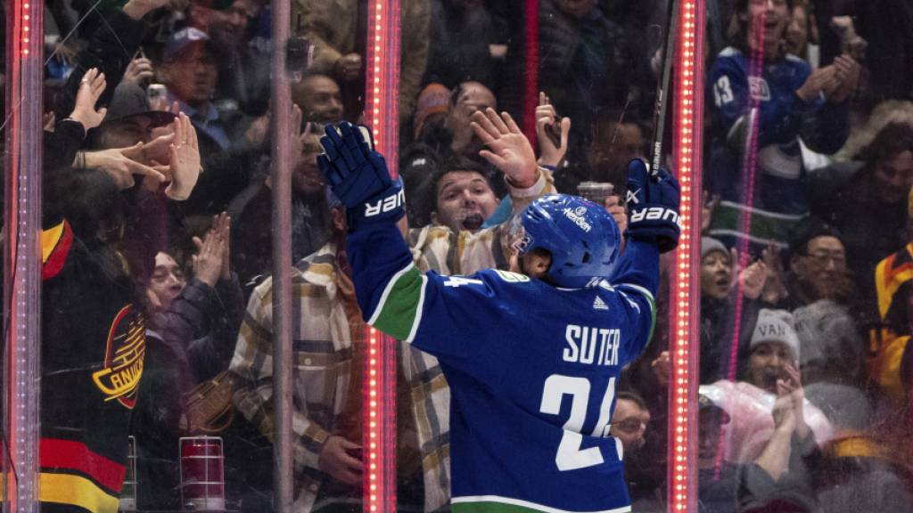 Pius Suter lässt sich nach seinem 50. Tor in der NHL feiern