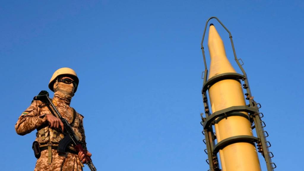 ARCHIV - Ein Angehöriger der iranischen Streitkräfte steht während der Parade der paramilitärischen Basidsch-Kräfte in der iranischen Hauptstadt vor einer vom Iran gebauten Rakete Wache. Foto: Vahid Salemi/AP/dpa/Archiv