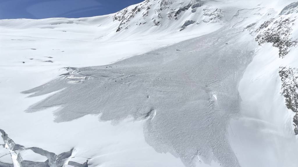 Neuschnee und Sturm führen zu spontanen Lawinenabgängen