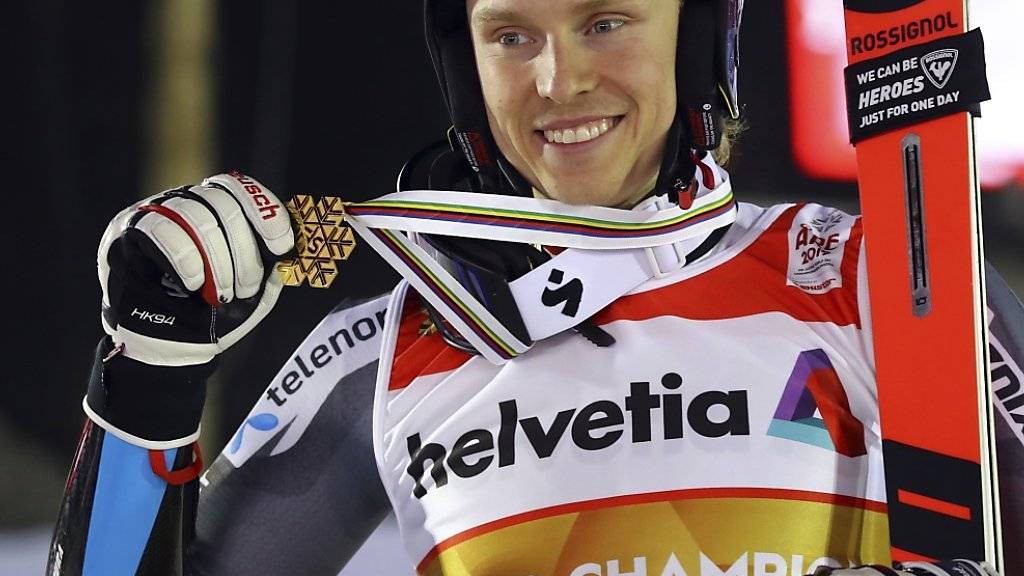 Henrik Kristoffersen zeigt stolz seine Goldmedaille